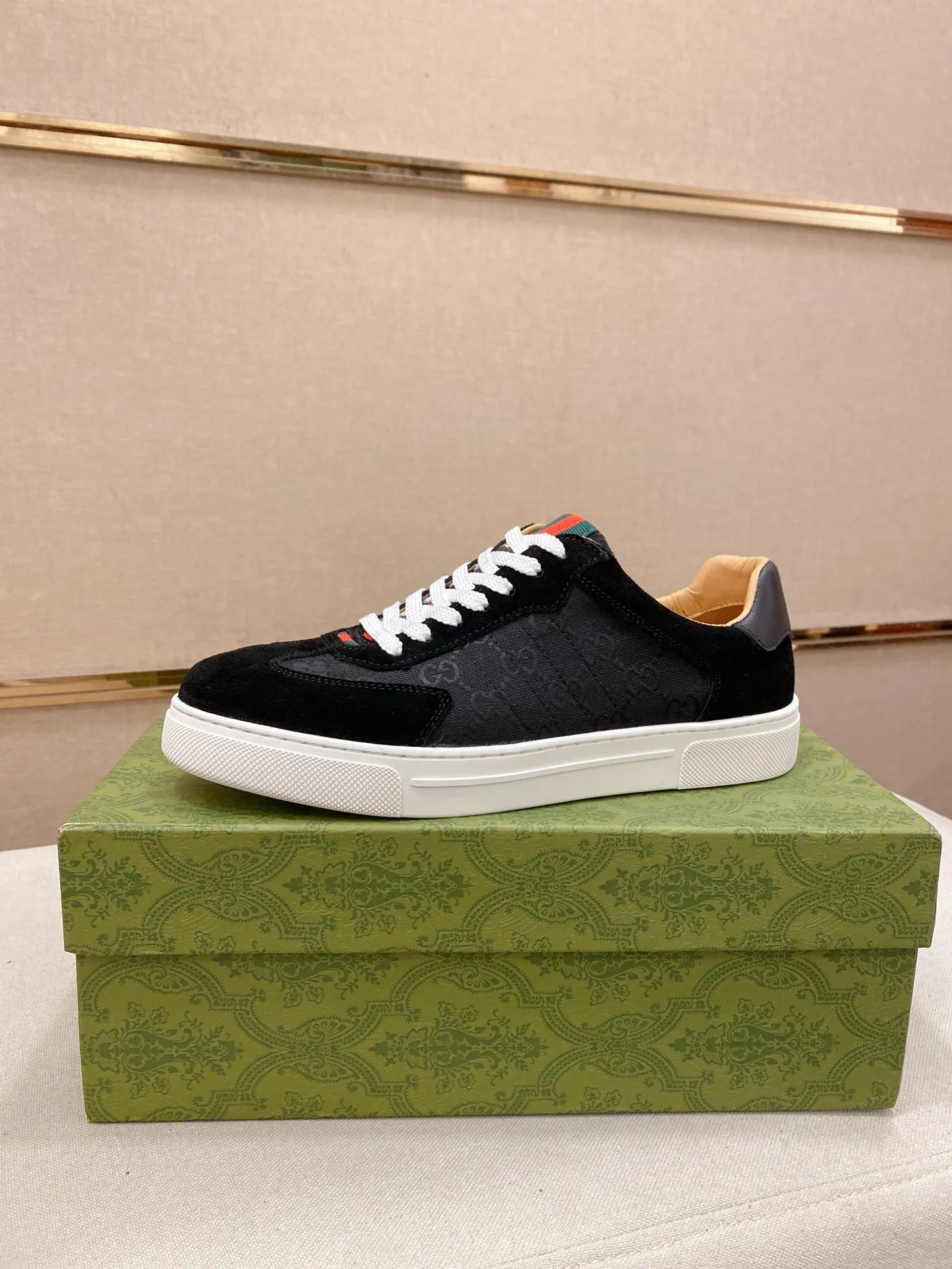 Factory price: 440💰 (GUCCI) The latest model from the official website 🎁🎁Casual and fashionable men's shoes👟, hot style 💥The version is simple and elegant, exclusive for trendy men. Unique official website latest brand elements 👑Gucci original decoration, fashionable and generous, the fabric is original cowhide ✅sheepskin lining, the official website specifies wear-resistant casual outsole, the classic model is taken in kind at the counter🎬38-44 (45 is not returned or exchanged)